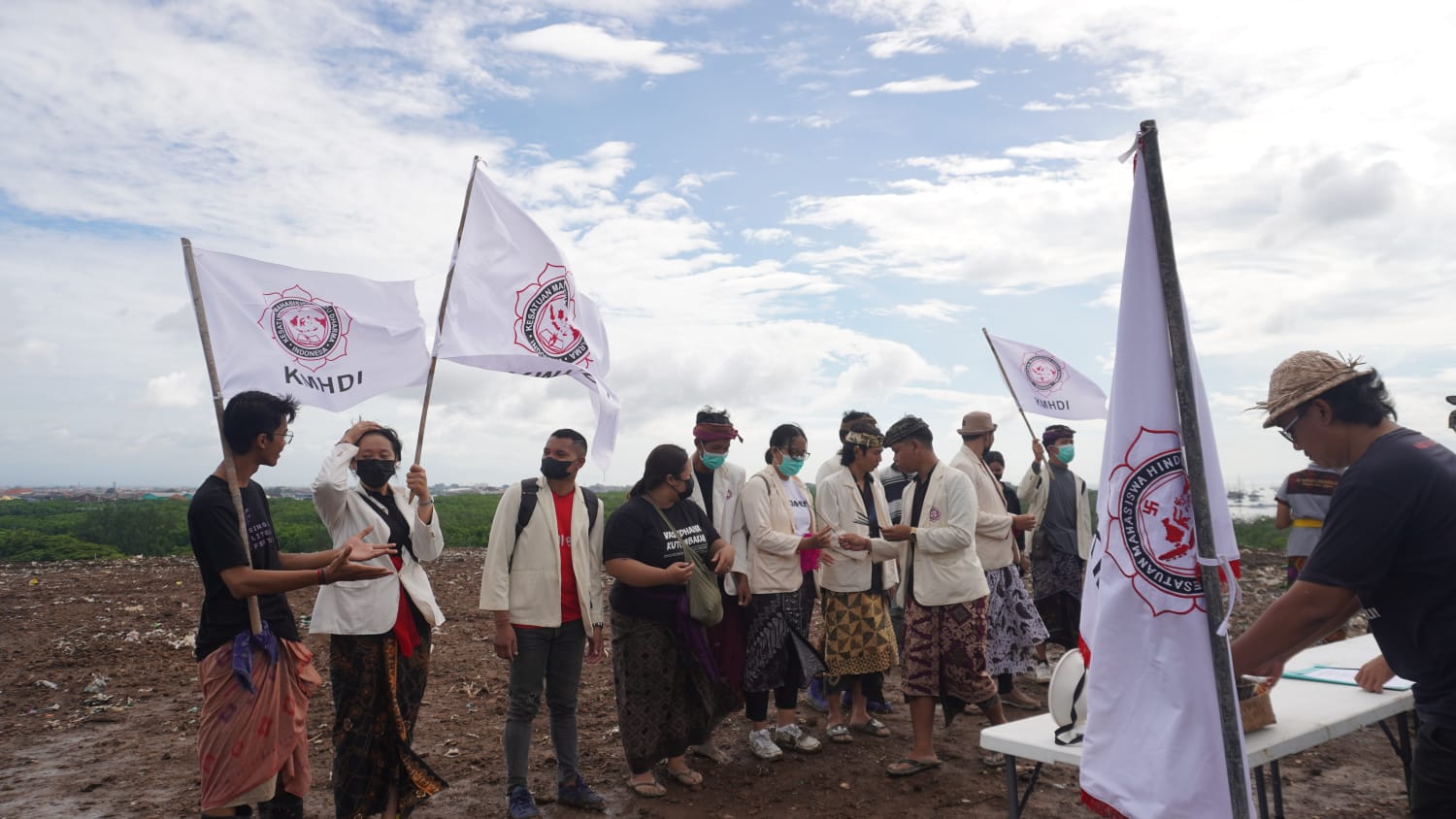 Nuansa Berbeda Dengan Yang Lain PD KMHDI Bali Gelar Pelantikan di TPA Suwung