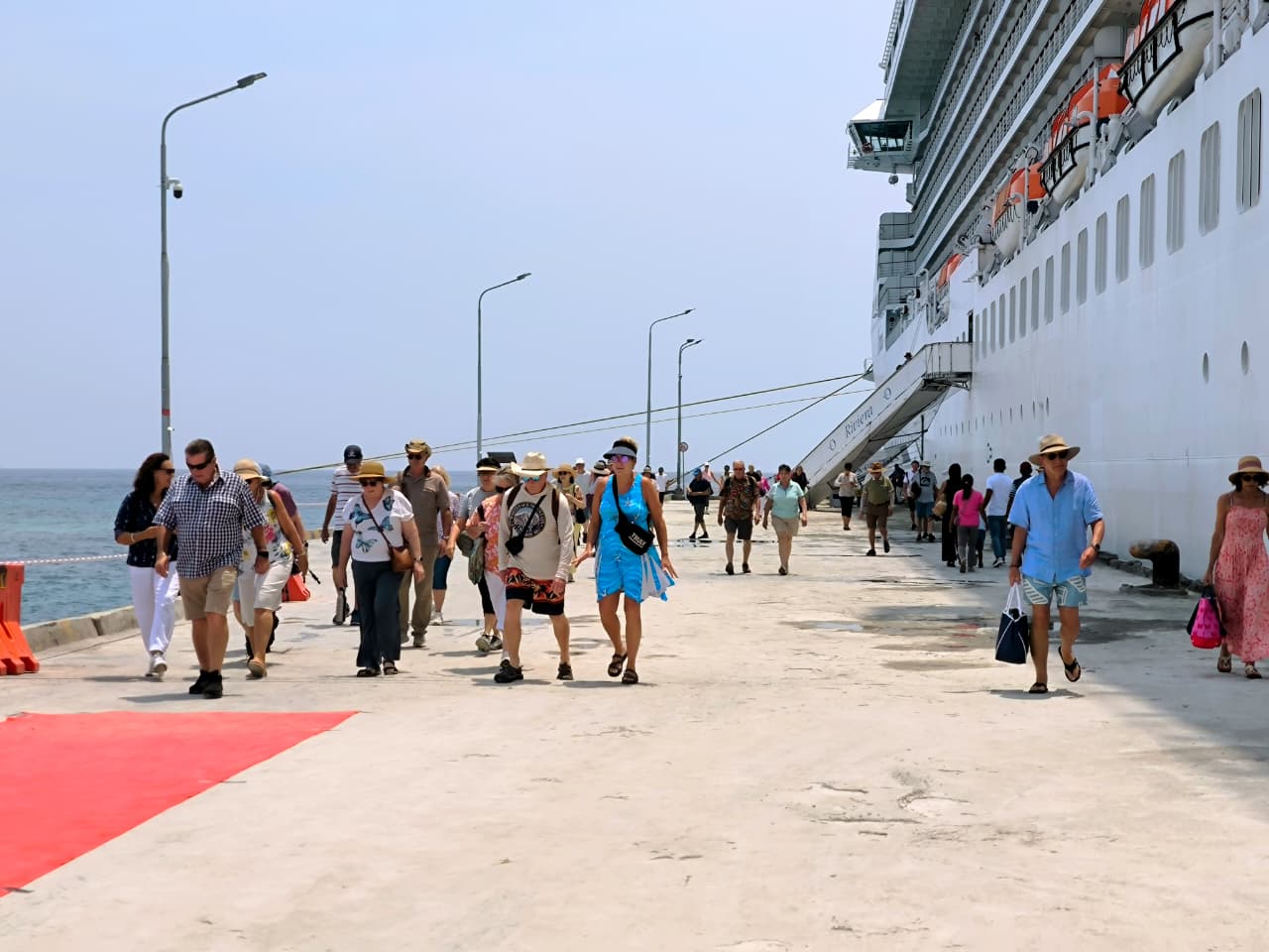 Februari, 4 Kapal Pesiar Berlabuh di Pelabuhan Celukan Bawang