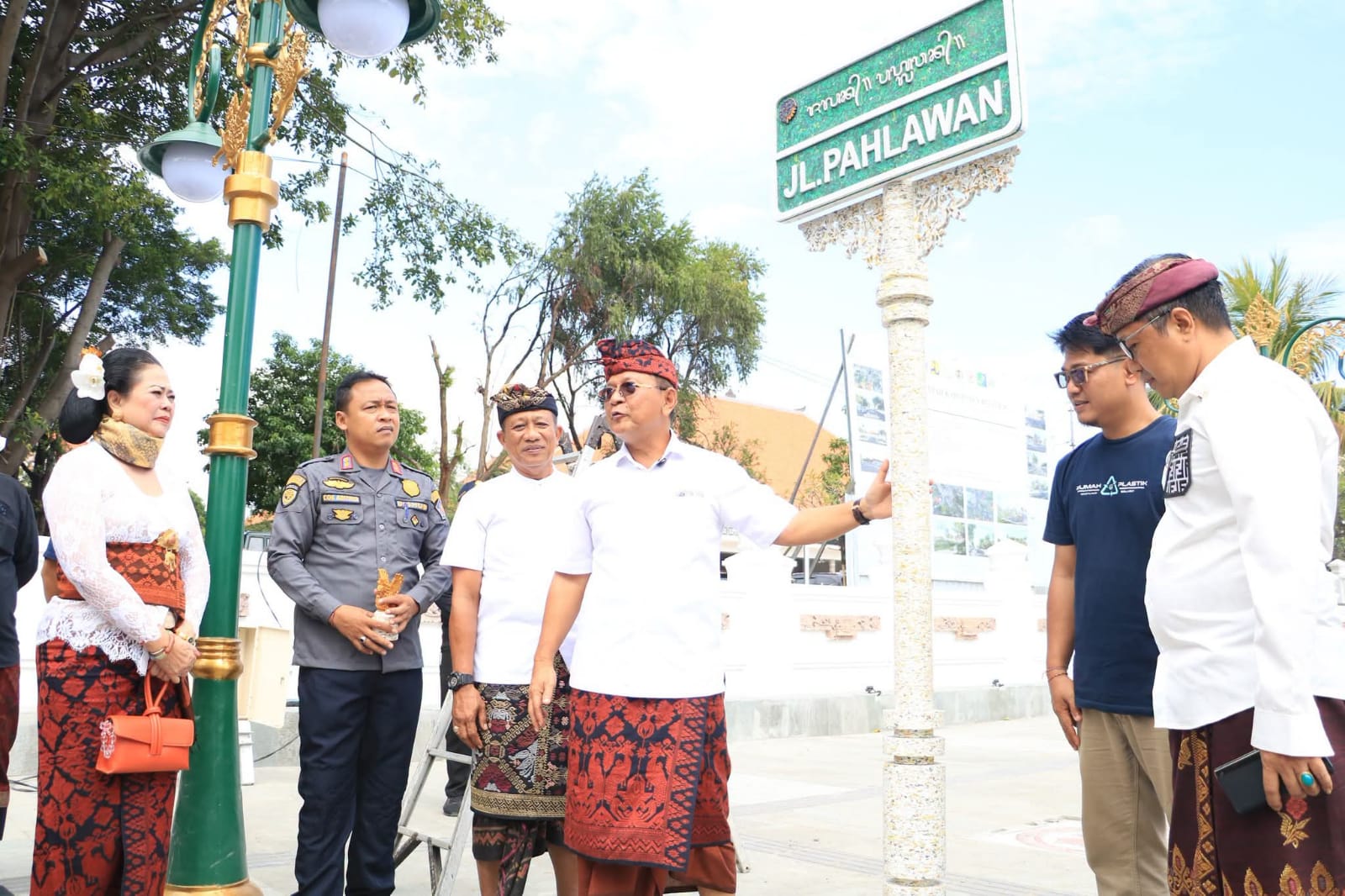 Sampah Plastik Disulap Jadi Infrastruktur Kota, Buleleng Mulai Pasang Plang Jalan Ramah Lingkungan
