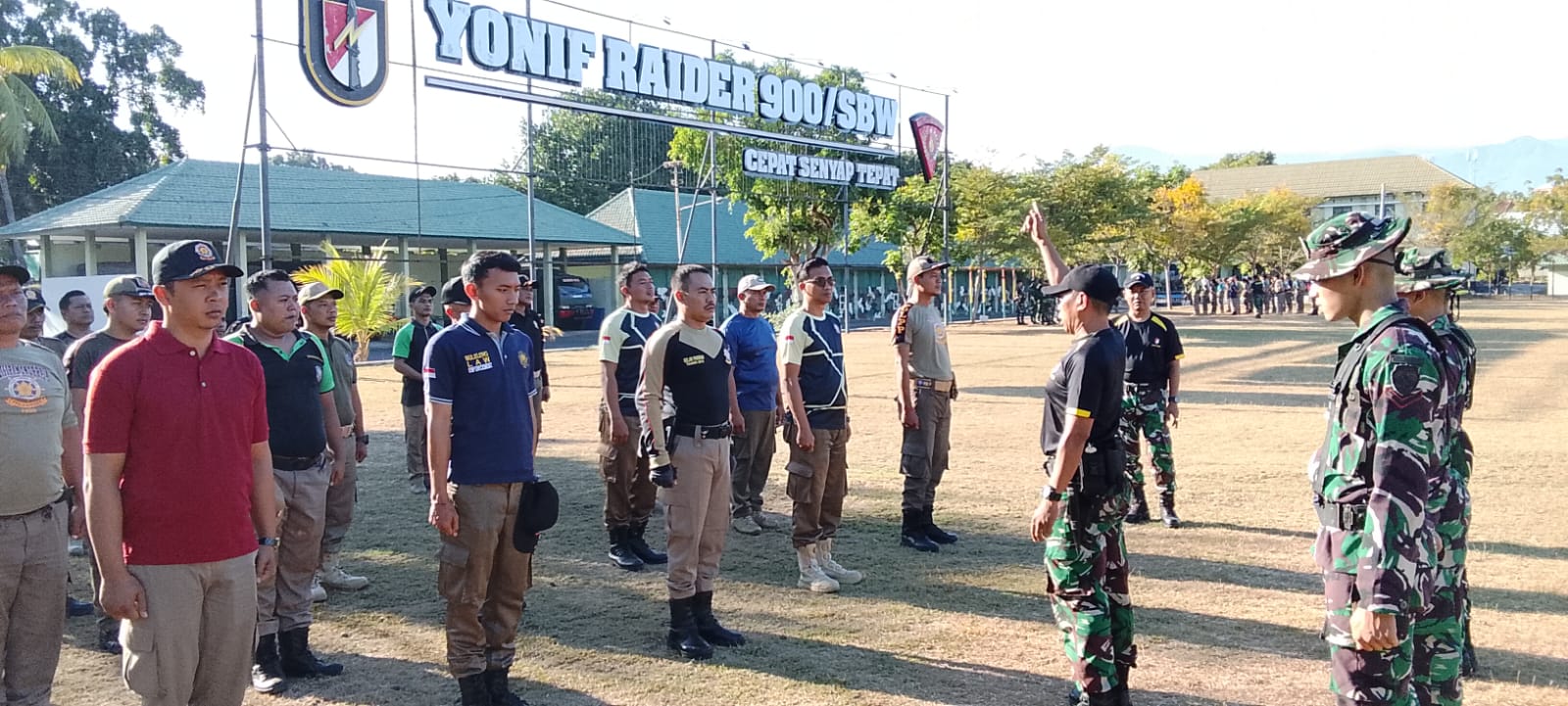 Satpol PP Kabupaten Buleleng Tingkatkan Kapasitas Personel Melalui Pelatihan Bersama Yonif Raider 900/SBW