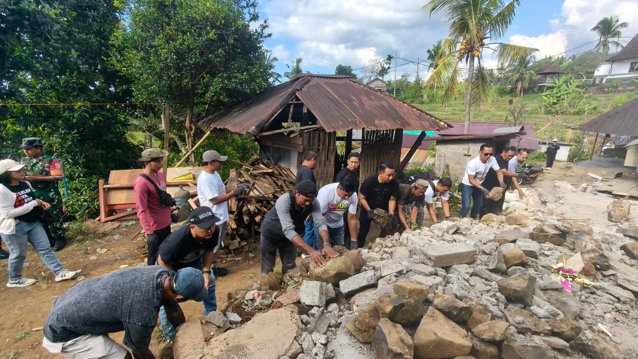 Resmi Terbentuk, IKA Foursma Singaraja Gelar Aksi Sosial Bedah Rumah